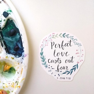 Sticker Perfect Love drijft angst uit, vinylsticker 1 Johannes 4:18, christelijke waterdichte sticker, sticker bloemenkrans