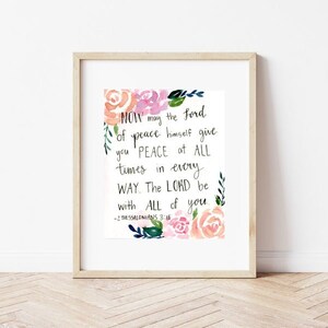 Może przedstawiać: Aquarelowy wydruk z różowymi i białymi kwiatami oraz zielonymi liśćmi. Wydruk zawiera werset biblijny: "NOW may the ford of peace himself give you PEACE at ALL times in every WAY. The LORD be with ALL of you -2 THESSALONIANS 3:16"