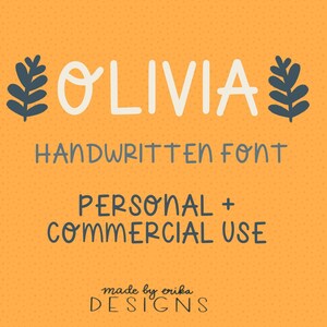 Könnte beinhalten: Eine handgeschriebene Schriftart namens "Olivia" in weißer Schrift auf gelbem Hintergrund mit schwarzen Blattdesigns auf beiden Seiten. Der Text "Handwritten Font" befindet sich unter dem Schriftnamen in schwarzer Schrift. Darunter befindet sich der Text "Personal + Commercial Use" in schwarzer Schrift. Der Text "made by erika DESIGNS" befindet sich unten in schwarzer Schrift.