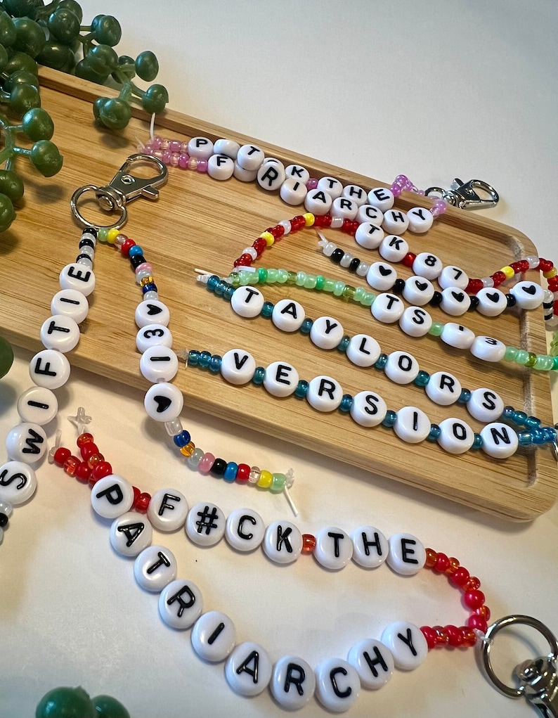 Llavero con cuentas de Taylor Swift / Llavero con pulsera de la amistad / Llavero de Swiftie / Llaveros de Taylor’s Version imagen 1