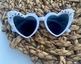 Gafas de sol personalizadas con perlas para novia y dama de honor / Gafas de sol con nombre o frase personalizada / Gafas de corazón para novia y esposa / Regalos para despedida de soltera