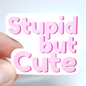 Ästhetischer Meme Sticker "Stupid But Cute" - Lustiger Aufkleber Für Alle Die Über Sich Selbst Lachen Können!