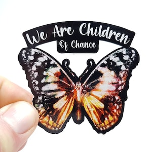Adesivo estetico "Butterfly - We Are Children of Chance" - Simpatico adesivo effetto farfalla per studenti in ricerca spirituale