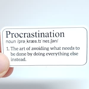 Adesivo meme estetico "Procrastinazione" - adesivo divertente per scrapbooking, bullet journaling e molto altro!