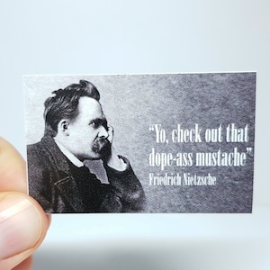 Adesivo meme "Nietzsche - Bigode" - Adesivo engraçado para todos os amantes e estudantes de filosofia e Friedrich Nietzsche