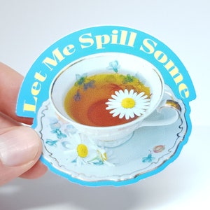 Pegatina Estética Meme "Let Me Spill Some Tea" - La pegatina de chismes perfecta para tus accesorios