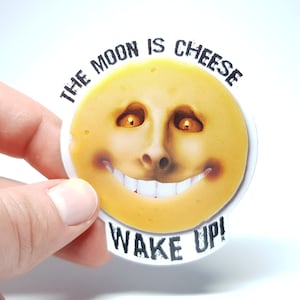 Meme Sticker "De maan is kaas - word wakker!" - Grappige complottheorie-sticker voor fans van het absurde!