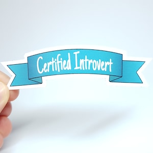 Adesivo meme estetico "Certified Introvert" - Divertente adesivo premio per ogni anima introversa!