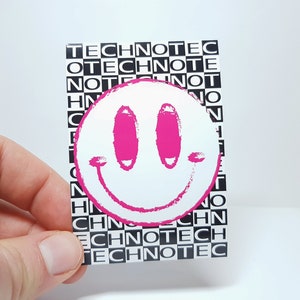 Adesivo estetico "Techno Smiley" con questo accessorio definitivo per gli elettrofan!