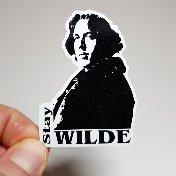 Autocollant Meme - Stay Wilde - Autocollant drôle Oscar Wilde pour les rats de bibliothèque et les poètes - Cadeau pour petite amie - Décoration de livre - Autocollant pour ordinateur portable