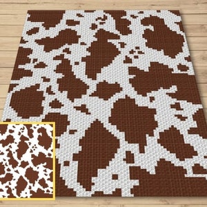 Può includere: Un tappeto con motivo di pelle di mucca marrone e bianco con un design a pixel.