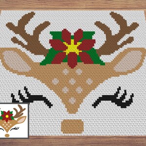 Puede incluir: Un patrón de crochet para un reno navideño con una flor de poinsettia en la cabeza. El patrón está hecho de cuadrados de diferentes colores, incluyendo marrón, blanco, rojo, verde y amarillo.