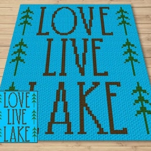 Puede incluir: Manta de crochet azul y marrón con el texto "LOVE LIVE LAKE" y diseños de pinos verdes.
