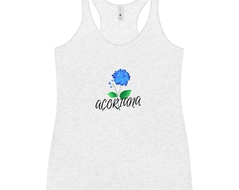 Op de afbeelding: Een grijs heather racerback tanktop met een blauwe bloem en het woord "accoriana" in zwarte schrijfletters.