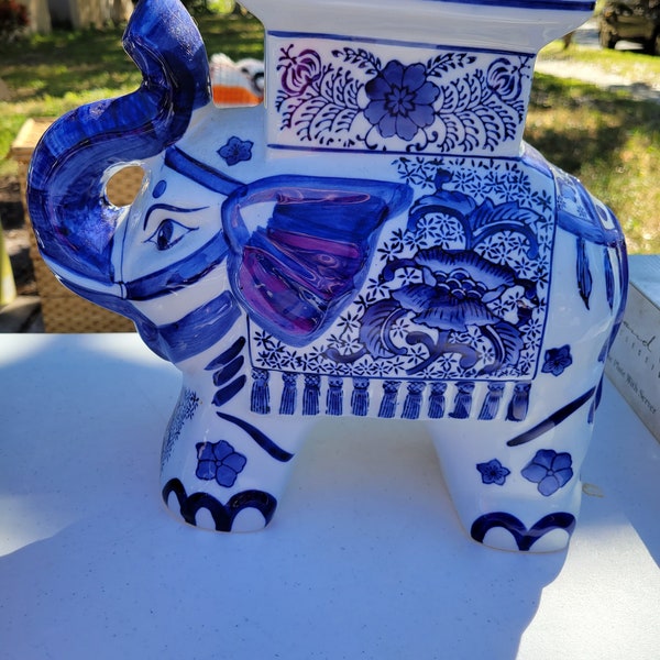 Soporte de elefante grande de porcelana azul y blanca