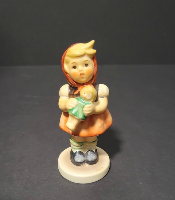 ゲーベル・フンメルの置物 人形を持つ少女 - Etsy 日本