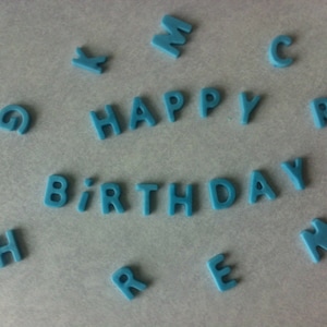 Hasta 30 letras 3D comestibles hechas a mano, adornos para cupcakes, decoraciones para bautizos y baby showers.