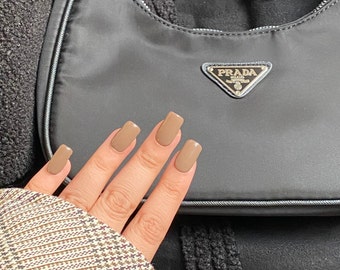 Glossy Brown Luxury Press en las uñas