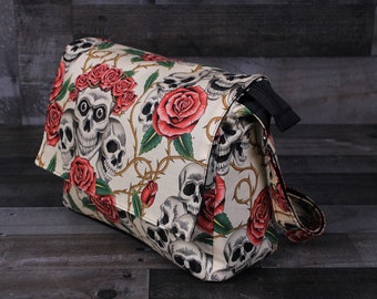 Bolso Bronceado Calaveras y Rosas. Calavera bronceada y bolso de rosas. Bolso calavera y rosas. Bolsa de calaveras y rosas. Bolso. Monedero. Bolsa de viaje