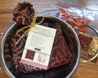 Curry kit gift set. Curry kit in balti dish with bombay mix.  Small curry kit gift.  Dad curry gift
