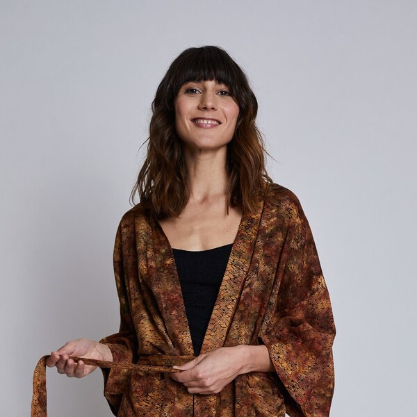 Long kimono brun fait à la main, parfait pour la maison, festival, sauna, cadeau de mariage, Boho, robe de chambre, plage, batik coloré, unisexe