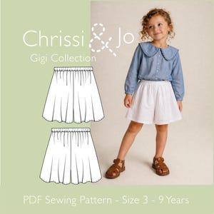 Puede incluir: Una niña con una camisa azul y pantalones cortos blancos. La imagen también presenta un patrón de costura para una falda, con el texto "Chrissi & Jo Gigi Collection" y "PDF Sewing Pattern - Size 3 - 9 Years".