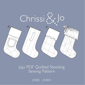 Könnte beinhalten: Strichzeichnung von vier Weihnachtsstrümpfen mit unterschiedlichen Designs, darunter eine Tasche, ein Buchstabe und ein gerüschter Saum. Der Text "Chrissi & Jo" steht oben, und "Juju PDF Quilted Stocking Sewing Pattern" steht darunter.