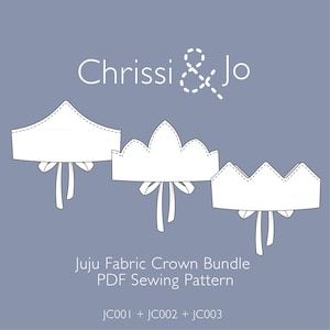 Può includere: Un pacchetto di modelli di cucito digitali per corone di stoffa. L'immagine mostra tre modelli di corone bianche con chiusure a fiocco, su uno sfondo blu tenue. Il testo recita "Chrissi & Jo" e "Juju Fabric Crown Bundle PDF Sewing Pattern".