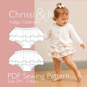 Puede incluir: Una niña pequeña con un cárdigan blanco y bragas con volantes florales. La imagen también presenta un dibujo lineal de las bragas y el texto "Chrissi & Jo Indigo Collection" y "PDF Sewing Pattern Size 3M - 3 Years."