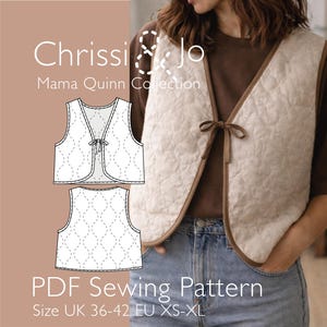 Op de afbeelding: Een PDF-naaipatroon voor een gewatteerd vest uit de Chrissi & Jo Mama Quinn-collectie. Het vest is crèmekleurig met bruine biezen en een striksluiting aan de voorzijde. De afbeelding bevat een technische lijntekening van voor- en achterkant.