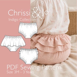Puede incluir: Un patrón de costura en PDF para bloomers de bebé. La imagen muestra un boceto de tres bloomers diferentes y un bebé que lleva un bloomer rosa con volantes. El texto de la imagen dice "Chrissi & Jo Indigo Collection" y "Talla 3M - 3 años".