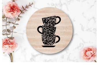 Peut inclure: Un dessous de verre en bois avec une silhouette noire de trois tasses à café empilées. Les tasses sont décorées de calligraphie arabe complexe.