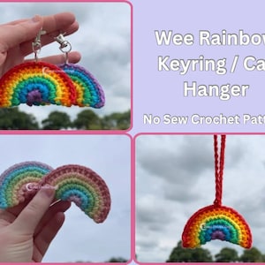 Può includere: Portachiavi e appendini per auto a forma di arcobaleno all'uncinetto. L'immagine mostra gli articoli a forma di arcobaleno in varie viste, inclusi primi piani e un'esposizione sospesa. Il testo sull'immagine recita "Wee Rainbow Keyring / Car Hanger" e "No Sew Crochet Pattern."