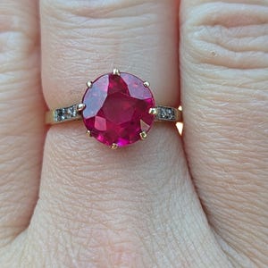 Grande bague antique en rubis 18 carats et platine
