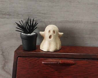 Aged Ghost Statue - 1:12 Scale Dollhouse Miniature