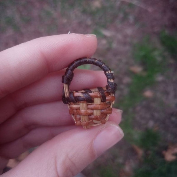 Small seagrass basket, 0.5" flower or Easter basket - 1:12 dollhouse miniature