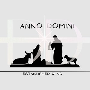 Puede incluir: Silueta en blanco y negro de la escena de la Natividad, con María, José, el niño Jesús, un burro y un perro. Las palabras "ANNO DOMINI" y "ESTABLISHED 0 A.D." se muestran arriba y abajo.