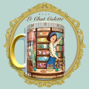 Op de afbeelding: Een witte keramische mok met een gele handgreep. De mok heeft een kleurrijke illustratie van een vrouw in een winkel met planken vol garen en andere knutselbenodigdheden. De tekst "Le Chat Colette" staat op de mok gedrukt.