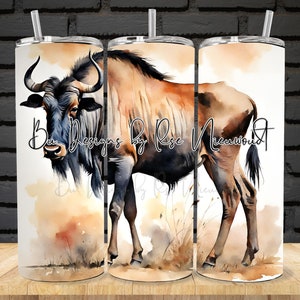 Może przedstawiać: Aquarela przedstawiająca brązowo-czarne gnu na białym tle z brązowymi i pomarańczowymi akcentami akwarelowymi. Gnu stoi na trawiastym obszarze. W obrazie widoczny jest tekst "Bu Designs by Rose Niemoudt".