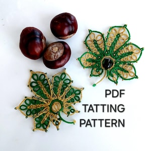 Puede incluir: Dos hojas de encaje de frivolité en hilo verde y dorado, acompañadas de tres castañas de indias marrones. Las hojas presentan bucles delicados y pequeñas cuentas. El texto PDF TATTING PATTERN está impreso en negro a la derecha.