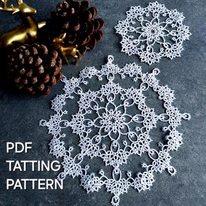 Puede incluir: Copos de nieve blancos con patrones de encaje intrincados. La imagen incluye dos piñas, una figura de ciervo dorada y el texto "PDF TATTTING PATTERN". Los copos de nieve están sobre una superficie gris oscura.