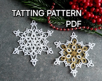 Puede incluir: Dos patrones de encaje de bolillos en forma de copo de nieve blanco, uno con un centro dorado, sobre un fondo gris. El texto "TATTING PATTERN PDF" está por encima de los copos de nieve.