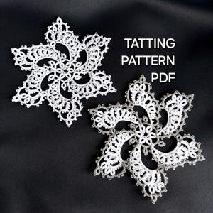 Puede incluir: Dos patrones de tatting blancos en forma de copo de nieve sobre un fondo negro. Los patrones son intrincados, con delicados detalles de encaje. El texto "TATTTING PATTERN PDF" se muestra en blanco.