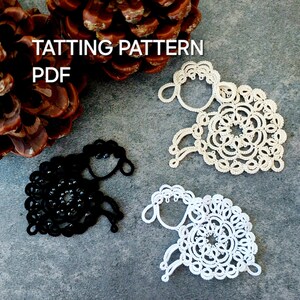 Könnte beinhalten: Drei Spitzmuster in Form von Schafen, eines schwarz und zwei weiß, werden auf einer grauen Oberfläche gezeigt. Der Text "TATTTING PATTERN PDF" steht oben. Ein brauner Tannenzapfen befindet sich in der oberen linken Ecke.