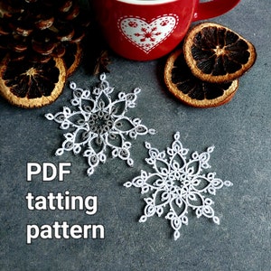 Peut inclure: Deux motifs de dentelle à l'aiguille en forme de flocon de neige blanc sur un fond gris avec le texte "PDF tatting pattern".
