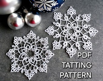 Könnte beinhalten: Zwei weiße gehäkelte Schneeflocken, eine größer als die andere, auf einem grauen Hintergrund. Der Text "PDF TATTING PATTERN" ist unter den Schneeflocken gedruckt.