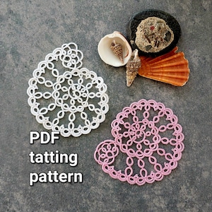Könnte beinhalten: Zwei gehäkelte Muschel-Tattings in Weiß und Rosa. Der Text "PDF tatting pattern" ist unter den Mustern gedruckt.
