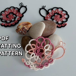 Puede incluir: Patrón de tatting PDF para un delicado diseño de caracol de ganchillo rosa y blanco. El patrón incluye instrucciones para crear la concha y el cuerpo del caracol.