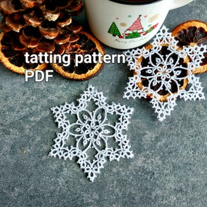 Könnte beinhalten: Zwei weiße gehäkelte Schneeflocken auf einem grauen Hintergrund. Der Text "tatting pattern PDF" ist im Bild sichtbar.