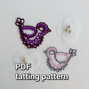 Puede incluir: Dos diseños de pájaros tateados, uno morado y otro rosa, con cuentas blancas. El texto "PDF tatting pattern" está debajo de los diseños.